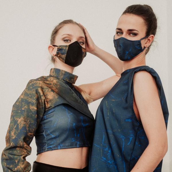 Junge weibliche Models präsentiert ein Ausstellungsstück der aktuellen Abschlussarbeiten der Absolventen