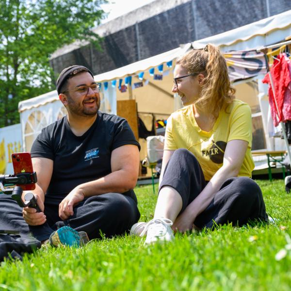 Besucher der MG ZIEHT AN 2022 unterhalten sich auf einer Wiese